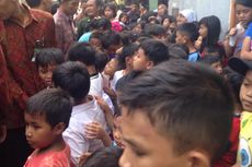 Terjepit Orang Dewasa, Seorang Anak Menangis Saat Jokowi Bagi Sembako