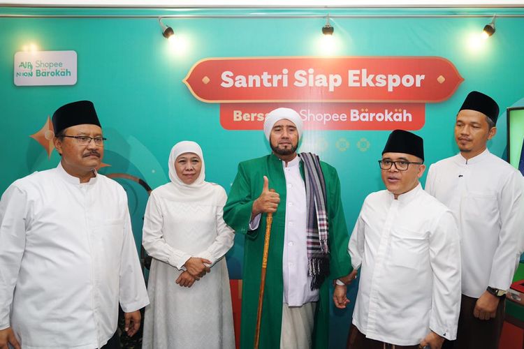 Penjual Ekspor Shopee, Agung (kanan), Pemilik Toko Ummababyshop, bercerita tentang pengalaman ekspor mudah melalui Shopee kepada Sekertaris Jenderal PBNU, Gus Saifullah Yusuf, Gubernur Jawa Timur, Khofifah Indar Parawansa, Ulama kenamaan, Habib Syech bin Abdul Qodir Assegaf dan Menpan RB, Abdullah Azwar Anas