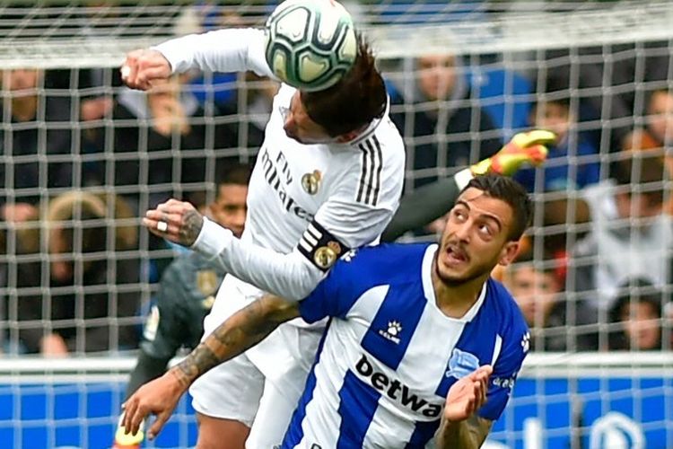 Alaves Spanish forward Joselu (R) vies with Real Madrids Spanish defender Sergio Ramos during the Spanish league football match between Deportivo Alaves and Real Madrid CF at the Mendizorroza stadium in Vitoria on November 30, 2019. (Photo by ANDER GILLENEA / AFP)
