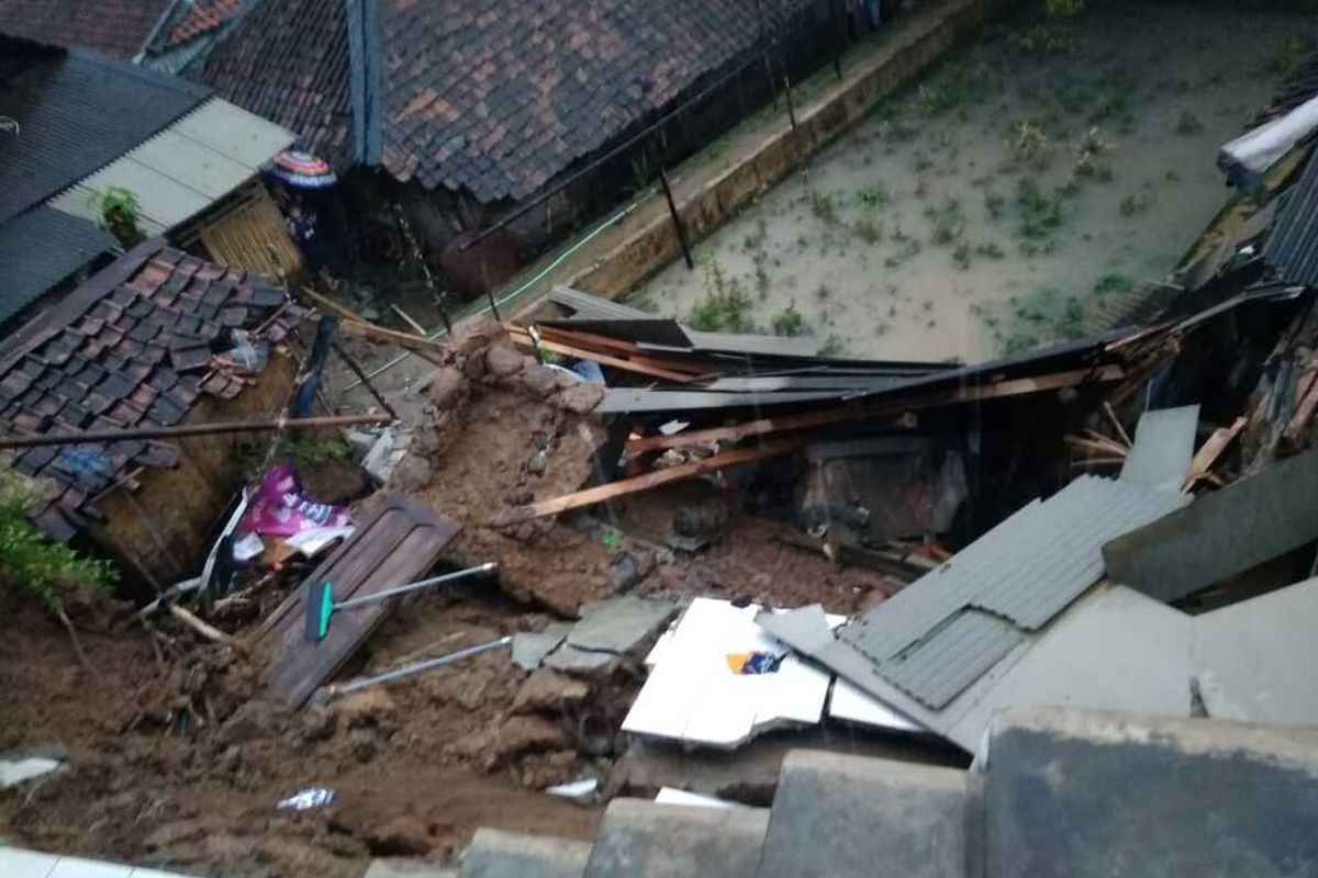 Cuaca ekstrem di Kabupaten Lebak menyebabkan sejumlah rumah dan sekolah rusak, Selasa (23/11/2021)