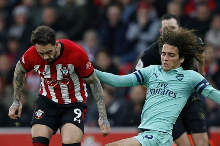 Striker Southampton, Danny Ings (kiri) sedang berduel dengan gelandang Arsenal, Matteo Guendouzi, di Stadion St Mary, 16 Desember 2018.