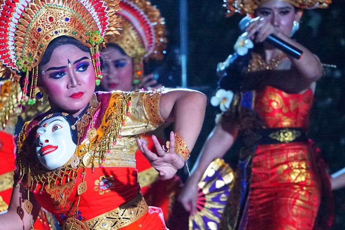 Grup tari Surya Gamelan saat tampil pada acara Malam Budaya Indonesia di Yunani pada Rabu, 10 Juli 2019