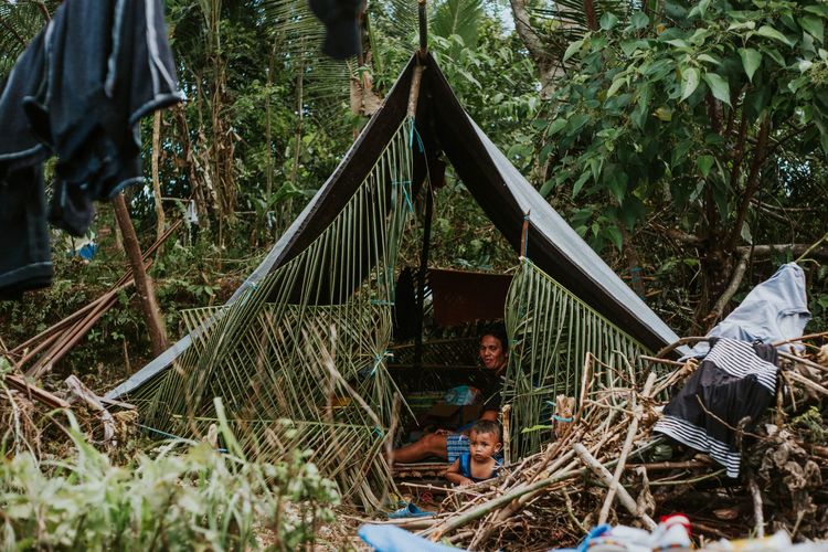Warga korban gempa Maluku berada di tenda yang dibuat secara mandiri di Negeri Oma, Pulau Haruku, Maluku, Selasa (1/10/2019). Warga di kawasan tersebut menyatakan belum ada bantuan dari pemerintah pascagempa bumi magnitudo 6,8 SR yang mengguncang Pulau Ambon dan sekitarnya pada Kamis (26/9/2019).