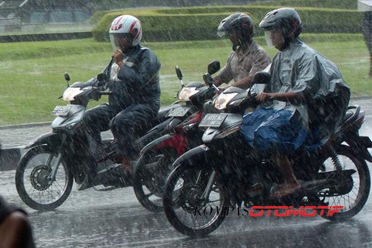 Pahami prosedur standar bersepeda motor di jalanan basah. Sepeda motor saat hujan
