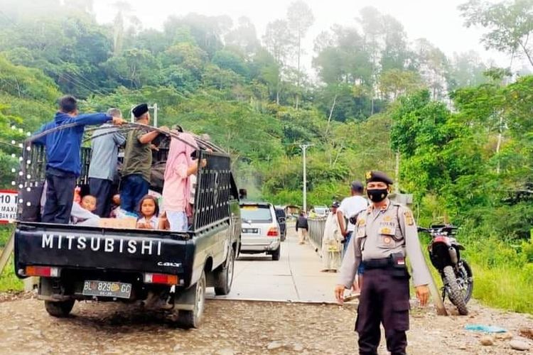 Polisi mengatur lalu lintas di KM 32, Kabupaten Aceh Utara, Jumat (6/4/2022)