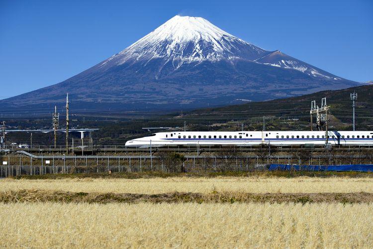ILUSTRASI - Shinkansen dengan latar Gunung Fuji