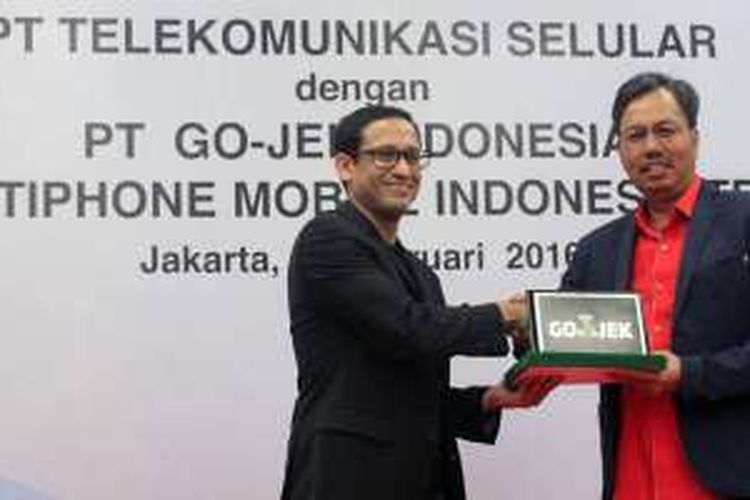 CEO Go-Jek Nadiem Makarim dan  Direktur Sales Telkomsel Mas'ud Khamid dalam acara pengumuman kerja sama antara Telkomsel, Go-Jek dan TiPhone di Jakarta, Senin (15/2/2016).
