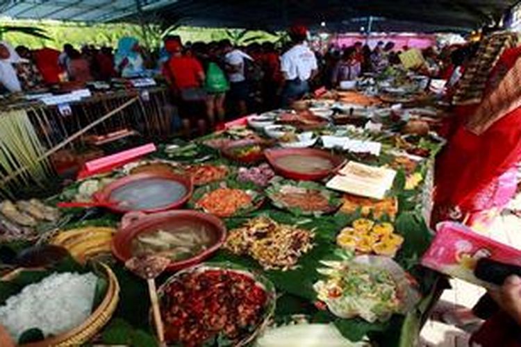 Berbagai jenis makanan khas Maluku Utara yang berbahan dasar sagu, ubi, dan ikan tampil dalam pesta kuliner masakan Maluku Utara di Festival Teluk Jailolo, 2013, di Jailolo, Halmahera Barat, Maluku Utara, Sabtu (18/5/2013). Festival yang rutin diadakan setiap tahun ini bertujuan untuk mengangkat budaya suku-suku di Halmahera Barat dan juga potensi pariwisatanya.

