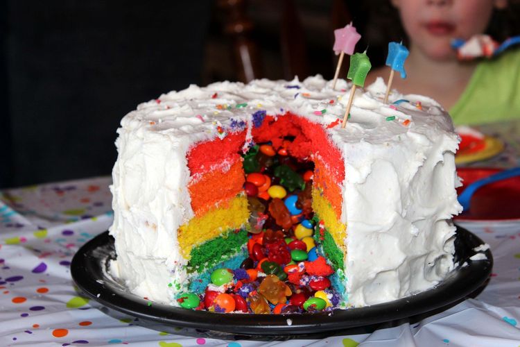 ilustrasi rainbow cake. 