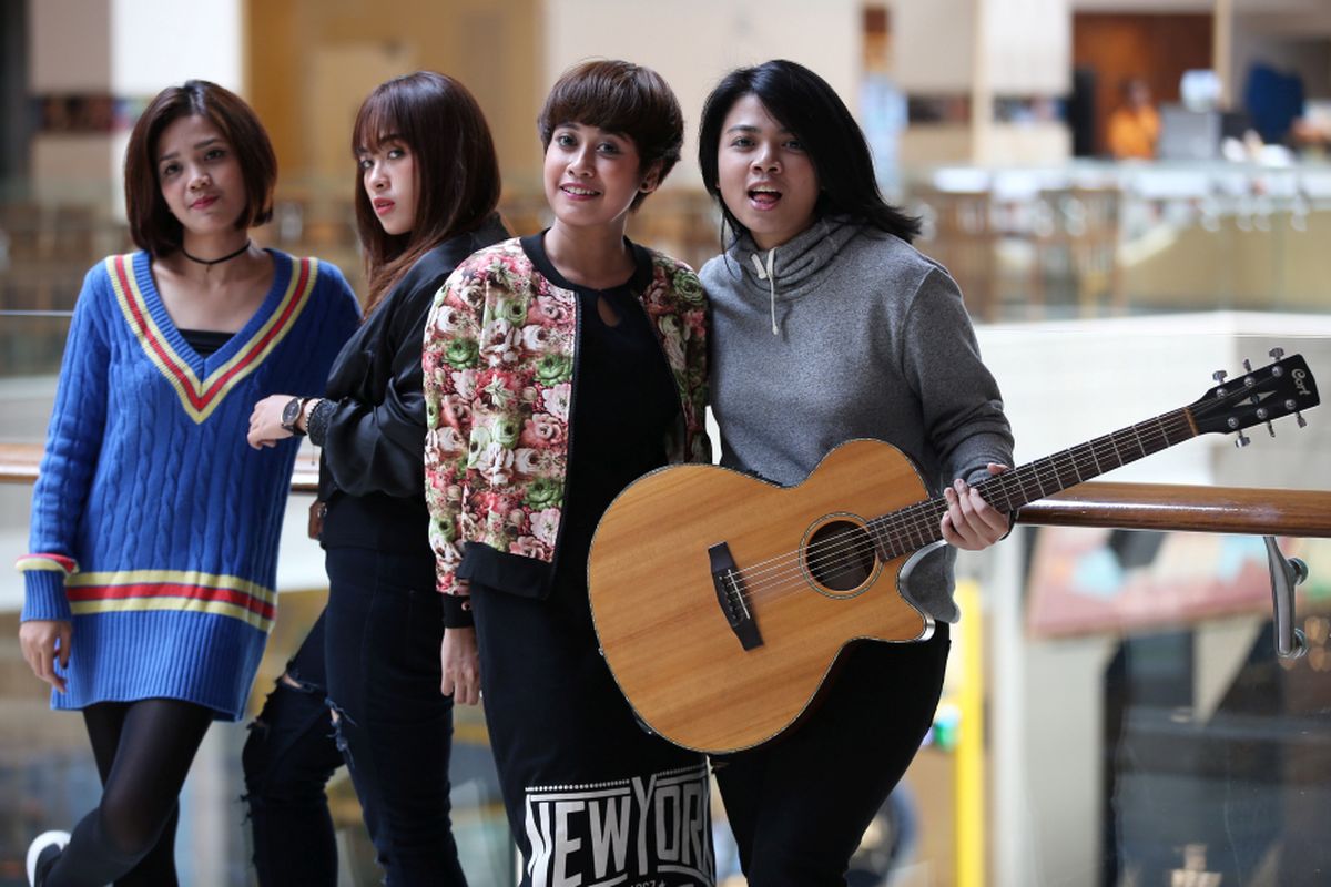 Band Shima mengisi acara #Selebrasi (Selebritas Beraksi) di Mall Kota Kasablanka, Jakarta Selatan, Selasa (26/9/2017). Mereka sedang mempromosikan singel berjudul Berteman Saja. 