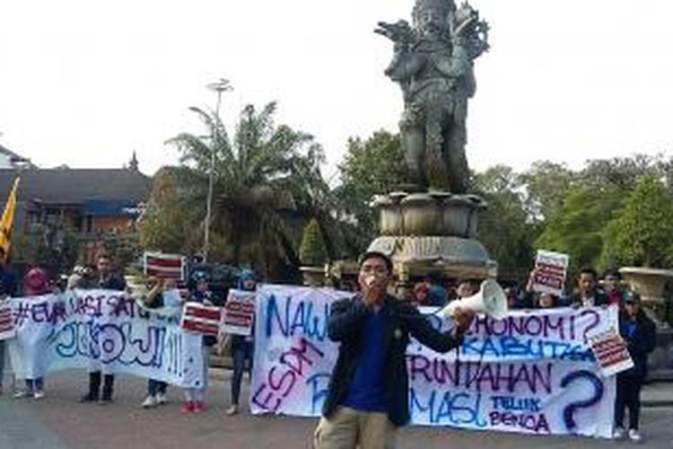 Aksi damai BEM Unud di bundaran Patung Catur Muka, Denpasar. 