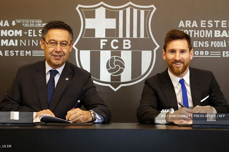 Presiden Barcelona, Josep Maria Bartomeu, berpose dengan Lionel Messi saat sang mega bintang menandatangani perpanjangan kontrak hingga 2021 pada 25 November 2017.