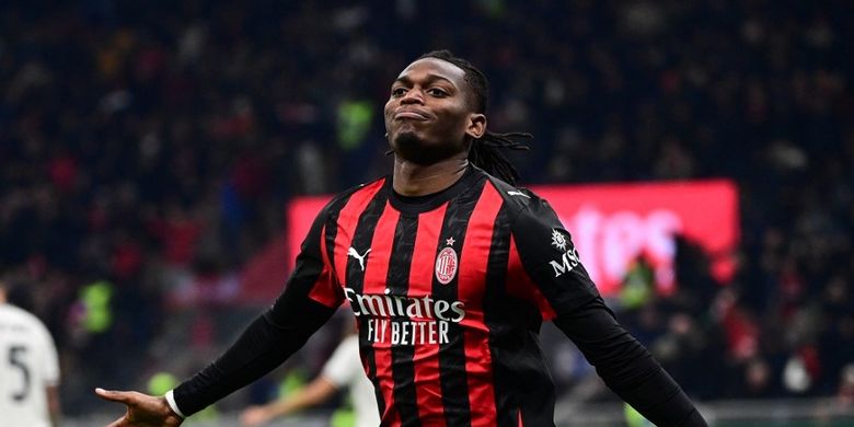 Penyerang AC Milan Rafael Leao merayakan gol pertama pada laga Serie A Italia antara AC Milan dan Lazio di stadion San Siro di Milan pada 29 November 2025.