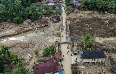 Foto udara sejumlah warga melintasi jembatan Aek Garoga 2 di Desa Aek Garoga, Kabupaten Tapanuli Tengah, Sumatera Utara, Kamis (11/12/2025). Jembatan penghubung antara Tapanuli Tengah dengan Tapanuli Selatan yang sebelumnya terdampak banjir bandan dan dipenuhi kayu itu kini sudah bisa dilintasi warga.