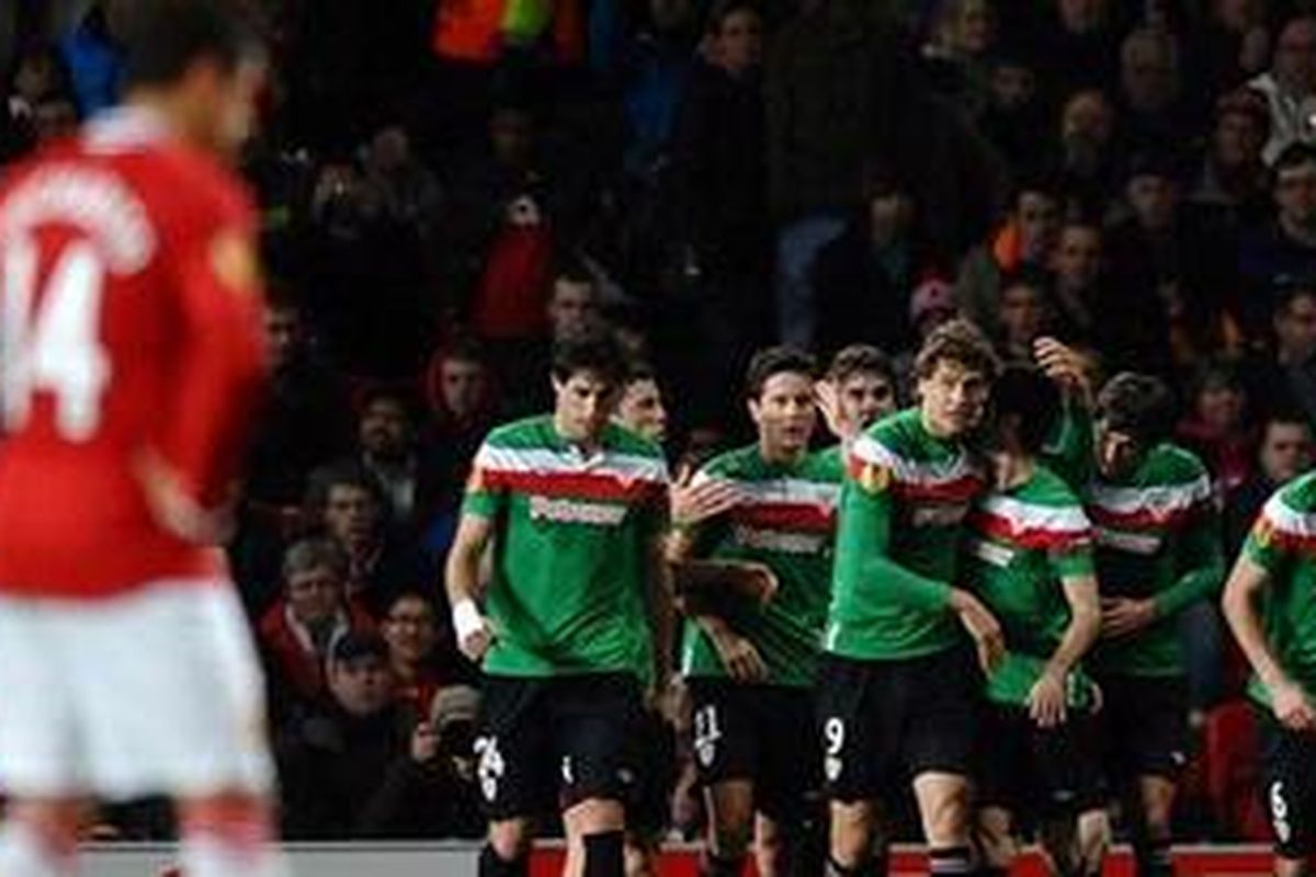 Para pemain Athletic Bilbao merayakan gol, sementara striker Manchester United, Javier Hernandez, (latar depan) tertunduk lesu. Pada pertandingan leg pertama babak 16 besar Liga Europa di Stadion Old Trafford, Kamis atau Jumat (9/3/2012) dini hari WIB, Bilbao menang 3-2.