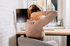 6 Cara Mengatasi Sakit Kepala Bagian Belakang sesuai Penyebabnya
