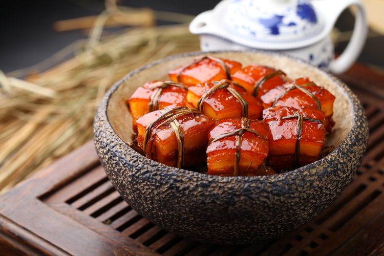 Dongpo pork yang dibuat dari lapisan kulit, lemak, dan daging babi merupakan salah satu hidangan andalan kuliner Zhejiang. 