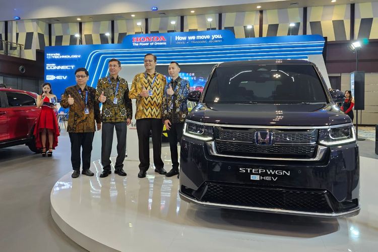 Honda Step WGN e:HEV di Semarang