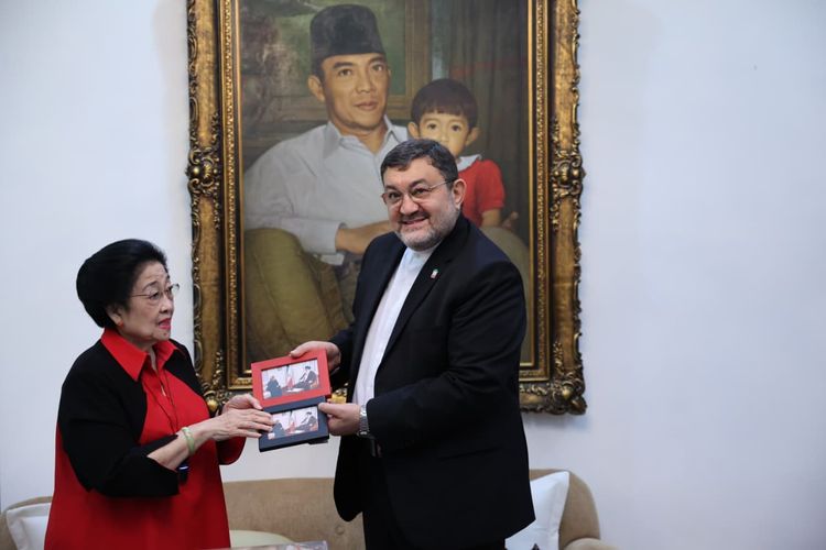 Presiden ke-5 RI sekaligus Ketua Umum PDI-P Megawati Soekarnoputri saat menunjukkan foto-foto kunjungannya ke Teheran dan pertemuannya nengan Ali Khamenei pada 2004 kepada Dubes Iran untuk RI Mohammad Boroujerdi saat bertemu di kediaman Megawati di Menteng, Jakarta, Selasa (10/3/2026).