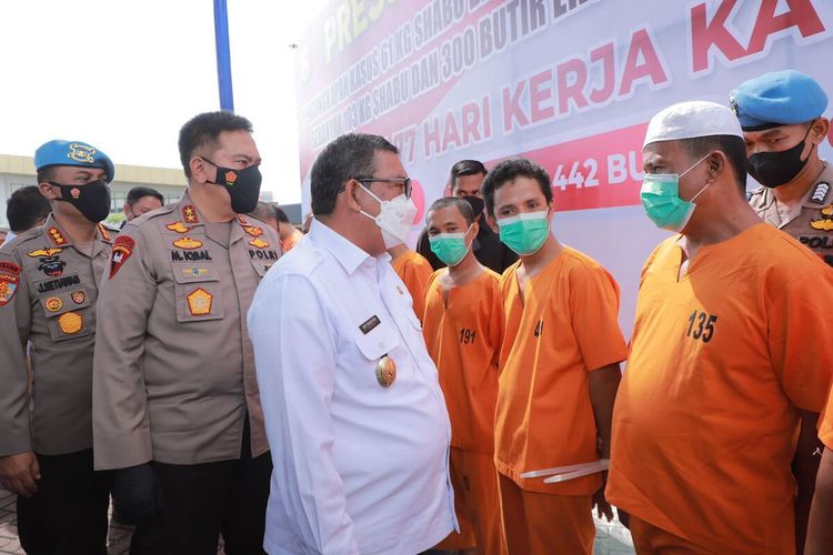 Wakil Gubernur Riau, Edy Natar Nasution bersama Kapolda Riau Irjen Muhammad Iqbal menginterogasi pelaku narkoba saat ekspos di Mapolda Riau di Pekanbaru, Rabu (16/3/2022).