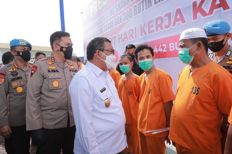Wakil Gubernur Riau, Edy Natar Nasution bersama Kapolda Riau Irjen Muhammad Iqbal menginterogasi pelaku narkoba saat ekspos di Mapolda Riau di Pekanbaru, Rabu (16/3/2022).