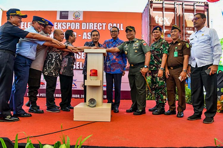 Menteri Perdagangan RI, Agus Suparmanto bersama Gubernur Sulawesi Selatan, Nurdin Abdullah kembali melepas ekspor Sulsel bersama para eksportir asal Sulsel di Pelabuhan Makassar, Rabu (20/11/2019).