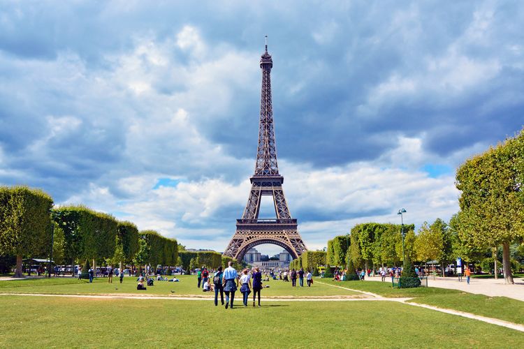 Menyaksikan Menara Eiffel dari Champ de Mars 