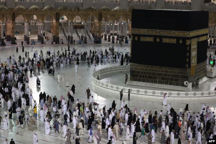 Jemaah mengelilingi Kakbah di Masjidil Haram di kota suci Mekkah, Saudi, pada hari pertama hari raya Idul Adha yang dirayakan oleh umat Islam di seluruh dunia, pada 20 Juli 2021.