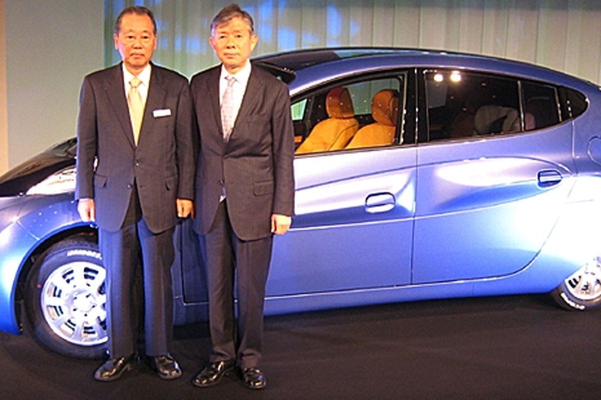 Soichiro Fukutage, Chairman (kiri)  dan Hiroshi Shimixzu, Peresiden (kanan) SIM-Drive Corp.