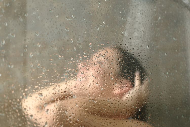 Terlalu sering mandi bisa membuat kulit jadi semakin kering.