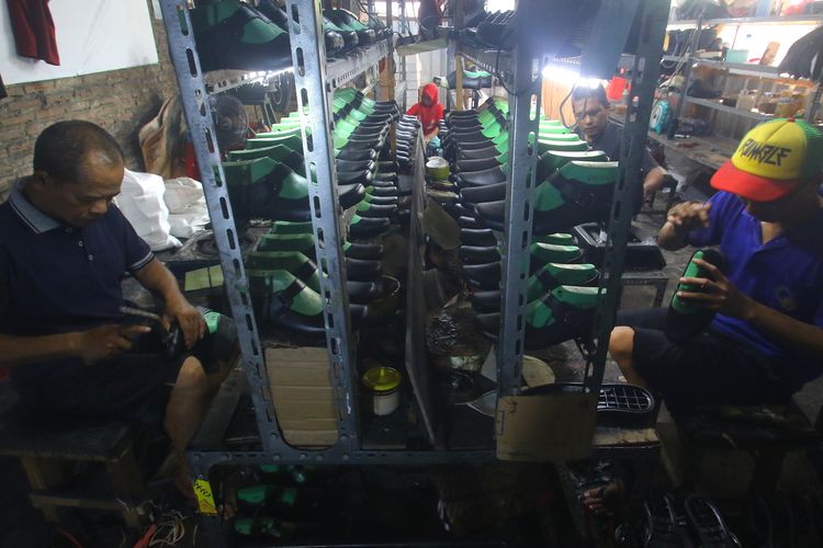 Sudah Pakai Bahan Lokal, Produsen Sepatu Rumahan di Mojokerto Tetap Terimbas Pelemahan Rupiah