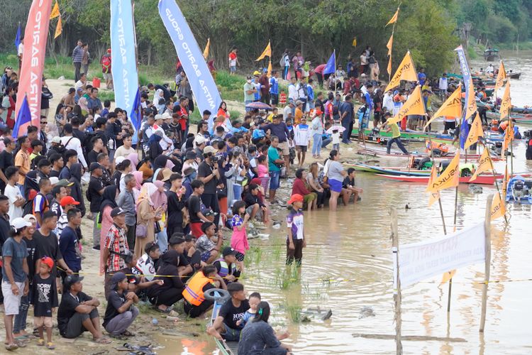 Lomba balap Katinting diselenggarakan oleh Karang Taruna Kalimantan Tengah, berlangsung pada 27-29 Oktober 2023.