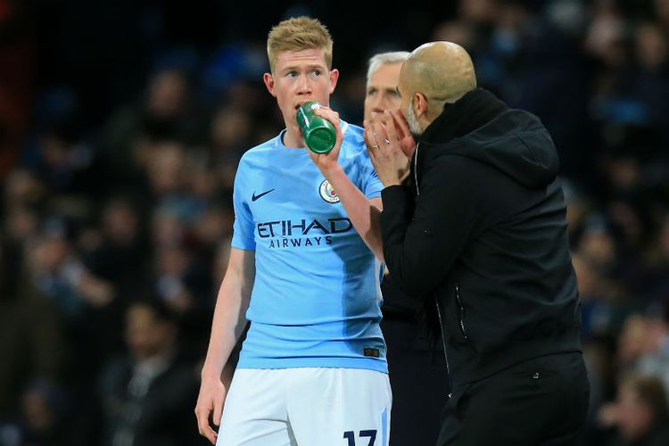 Kevin De Bruyne mendapat instruksi dari Pep Guardiola pada sela-sela pertandingan Manchester City vs West Bromwich Albion di Stadion Etihad, Rabu (31/1/2018).