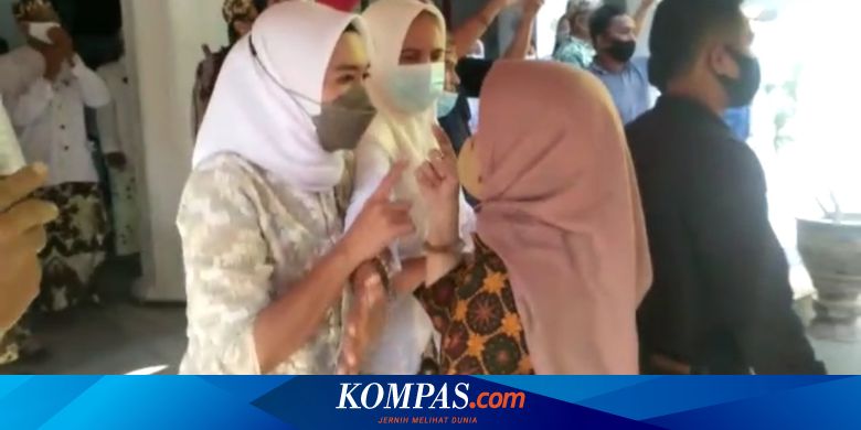 Kericuhan di Keraton Kasepuhan Cirebon Berujung Aksi Lempar Batu - Vimarsana News