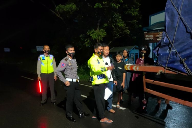 Polisi menolong korban dan mengolah TKP kecelakaan di Jalan Wahid Hasyim, Pedukuhan Turip, Kalurahan Ngestiharjo, Kapanewon Wates, Kabupaten Kulon Progo, Daerah Istimewa Yogyakarta. Korban adalah polisi aktif di Polres Kulon Progo, dengan pangkat Brigadir Dua dan berada dalam satuan Samapta Polres.