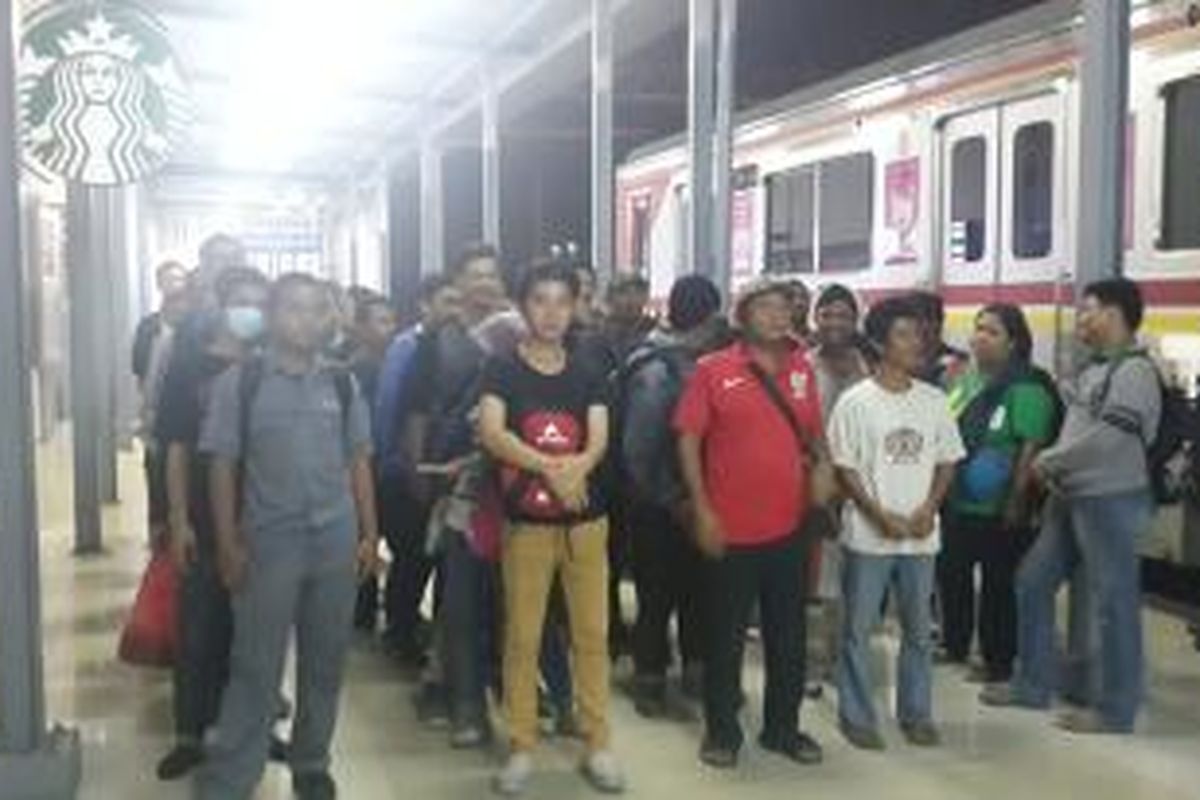 Puluhan penumpang tujuan Bogor, Jawa Barat, masih terlantar di Stasiun Manggarai, Jakarta, Senin (15/6/2015) dini hari
