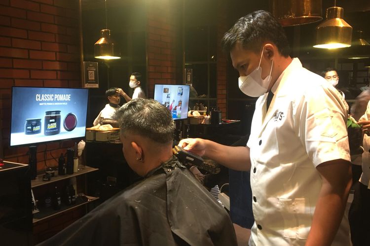 Suasana Marco's Chop Shop Barbershop di Lippo Mall Nusantara, Jakarta Selatan, pada Rabu (20/8/2025). Rambut tipis sering bikin kurang percaya diri? Simak rekomendasi model rambut pria yang bisa menyamarkan rambut tipis jadi bervolume, menurut pakar.