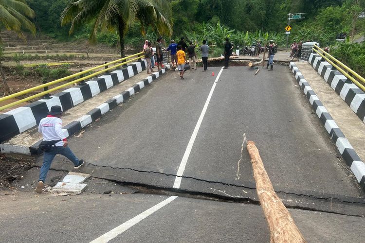 Jalan Lodji yang menuju Geopark Ciletuh patah akibat banjir bandang dan tanah longsor di Sukabumi, Jawa Barat.