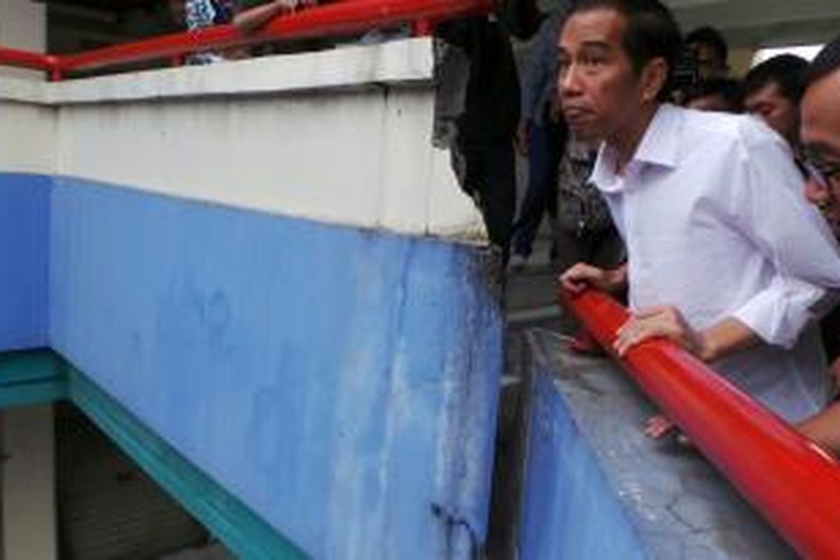 Gubernur DKI Jakarta Joko Widodo mengunjungi Blok G pasar Tanah Abang, Jakarta Pusat, Selasa (6/8/2013) siang.