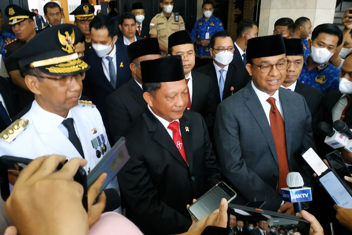 Dari kiri ke kanan: Penjabat Gubernur DKI Jakarta, Heru Budi Hartono; Menteri Dalam Negeri, Tito Karnavian; dan mantan Gubernur DKI Jakarta Anies Baswedan; selepas pelantikan Heru di kantor Kementerian Dalam Negeri, Senin (17/10/2022).