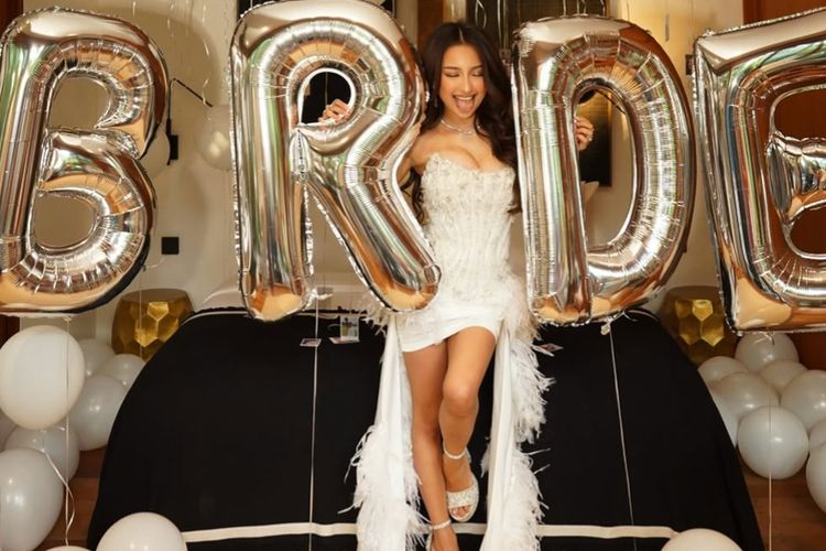 7 Gaya Jennifer Coppen saat Bridal Celebration, Nuansa Pink dan Putih