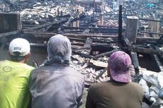 Warga Hadang Pemulung Besi di Lokasi Kebakaran Kelapa Gading