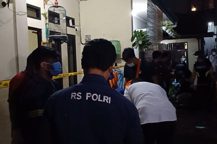 Penampakan petugas gabungan dari kepolisian saat hendak melakukan olah tempat kejadian perkara (TKP) Penemuan empat mayat bocah di Jagakarsa, Jakarta Selatan, Rabu (6/12/2023).