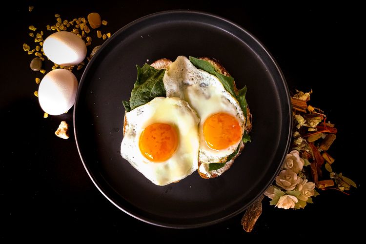 Telur tak hanya merupakan sumber protein yang baik, tetapi juga menjadi salah satu makanan yang mengandung lemak tinggi dan baik untuk dikonsumsi.