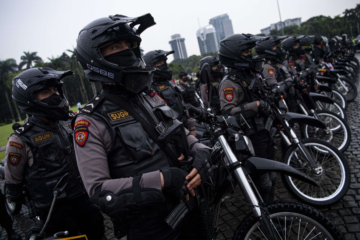 Polisi mengikuti apel gelar pasukan Operasi Ketupat 2022 di Silang Monas, Jakarta, Jumat (22/4/2022). Operasi Ketupat 2022 untuk pengamanan mudik Lebaran dan Hari Raya Idul Fitri 1443 Hijriah tersebut akan digelar selama 12 hari mulai 28 April hingga 9 Mei 2022.