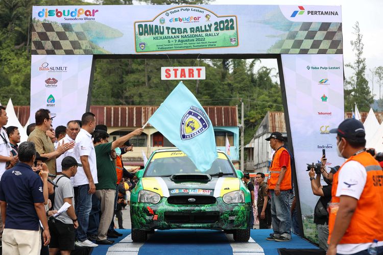 Pembukaan Kejuaraan Nasional  Danau Toba Rally 2022 di Parapat, Simalungun, Sumatera Utara, Jumat (5/8/2022). Sebanyak 46 peserta mengikuti kejuaraan yang digelar di dalam Hutan Tanaman Industri Toba Pulp Lestari.