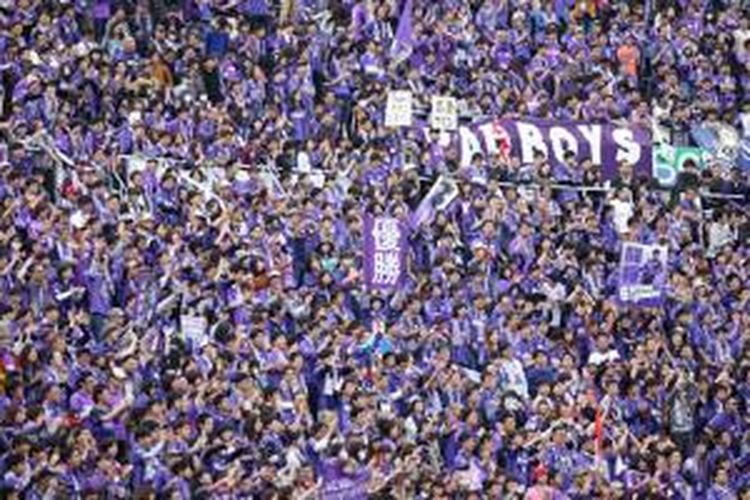 Suporter Sanfrece Hiroshima ketika mendukung tim kesayangannya pada J1 League 2015. 