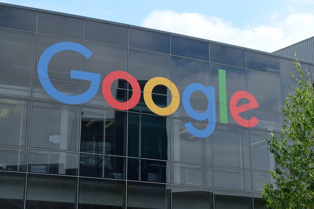 Ilustrasi: logo Google pada bagian depan kantor Google di kawasan Mountain View, California, Amerika Serikat.