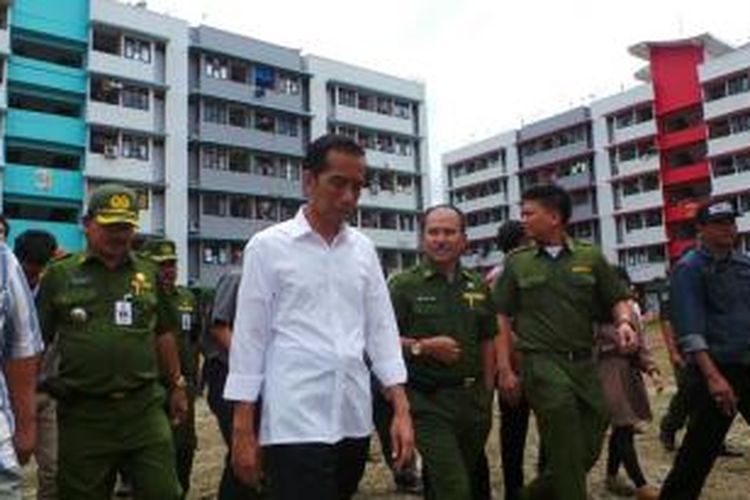 Gubernur DKI Jakarta Joko Widodo (kemeja putih) meninjau rumah susun sederhana sewa di Marunda, Jakarta Utara, Senin (6/1/2014) siang.