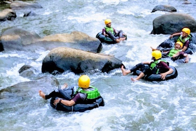 Bermain air di Sungai Ciwulan dengan river tubing di Desa Wisata Sindangkasih (Dok Desa Wisata Sindamgkasih)